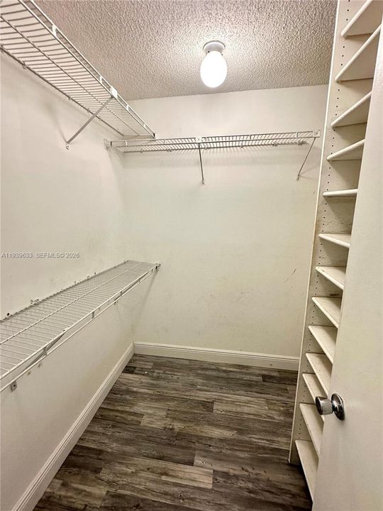 待售: $199,000 (4 贝兹, 2 浴室, 2020 平方英尺)