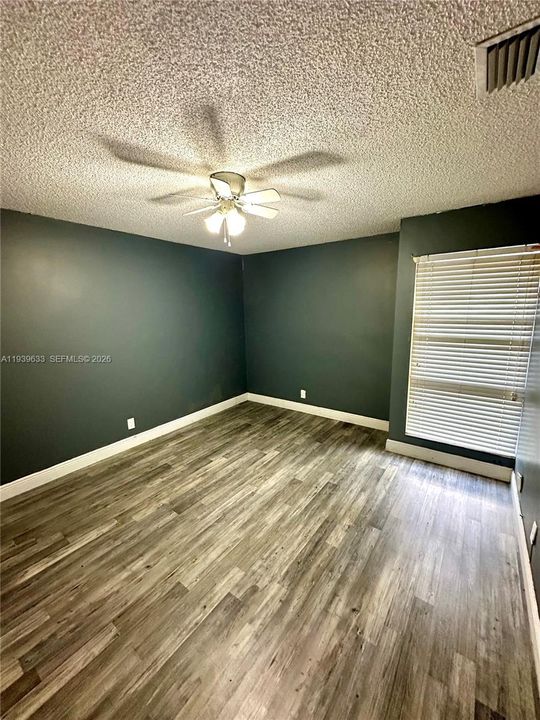 待售: $199,000 (4 贝兹, 2 浴室, 2020 平方英尺)