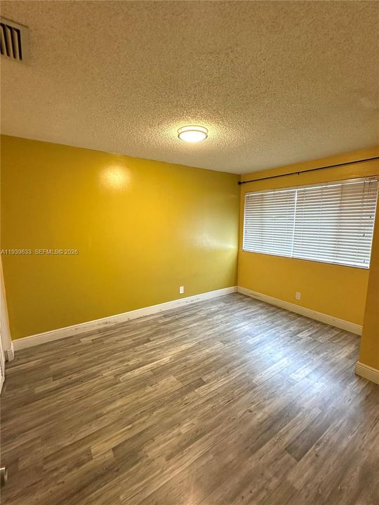 待售: $199,000 (4 贝兹, 2 浴室, 2020 平方英尺)