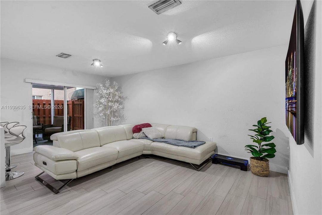 В аренду: $3,000 (3 спален, 2 ванн, 1384 Квадратных фут)