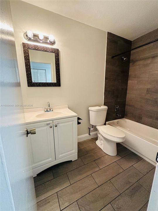 2nd Bathroom / Hallway