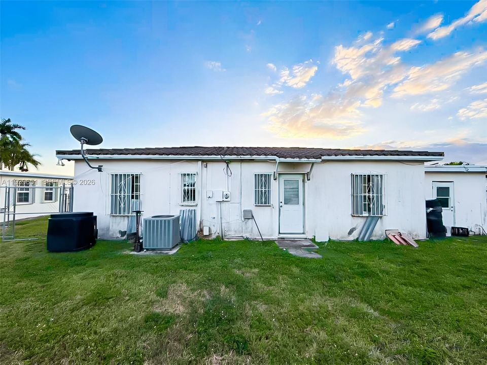 待售: $399,000 (3 贝兹, 1 浴室, 975 平方英尺)