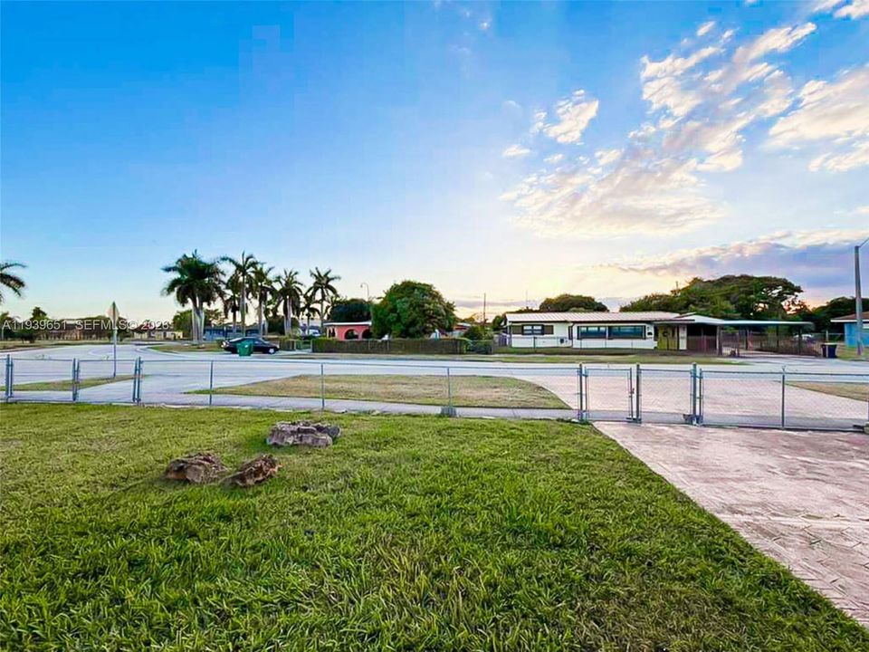 待售: $399,000 (3 贝兹, 1 浴室, 975 平方英尺)