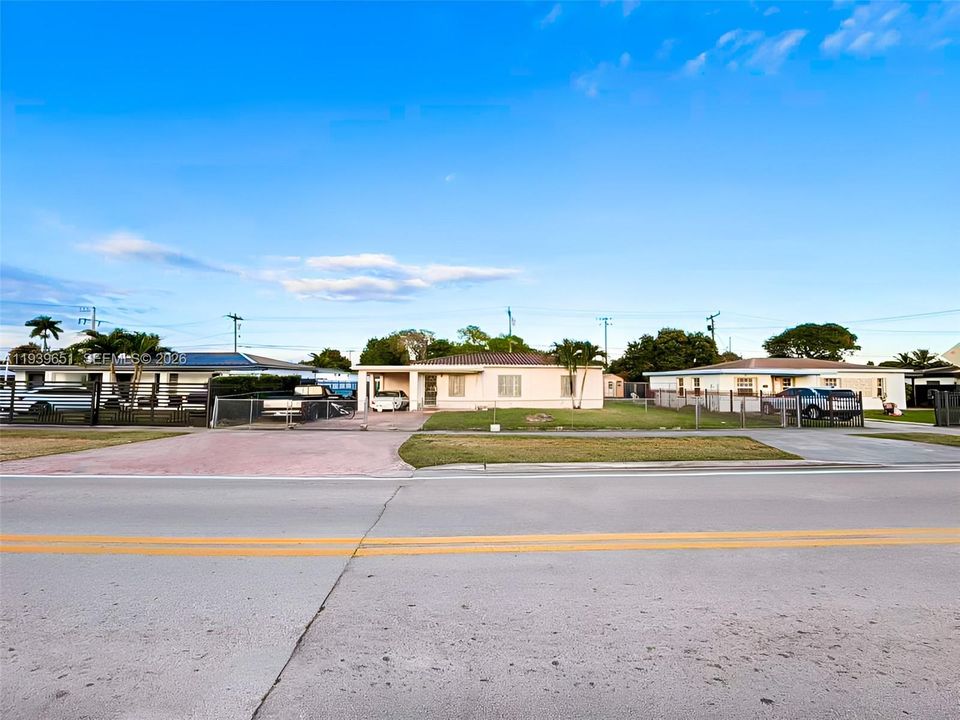 待售: $399,000 (3 贝兹, 1 浴室, 975 平方英尺)