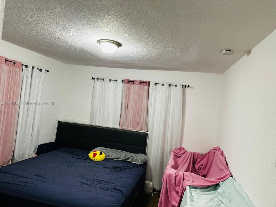 待售: $495,000 (4 贝兹, 2 浴室, 1250 平方英尺)