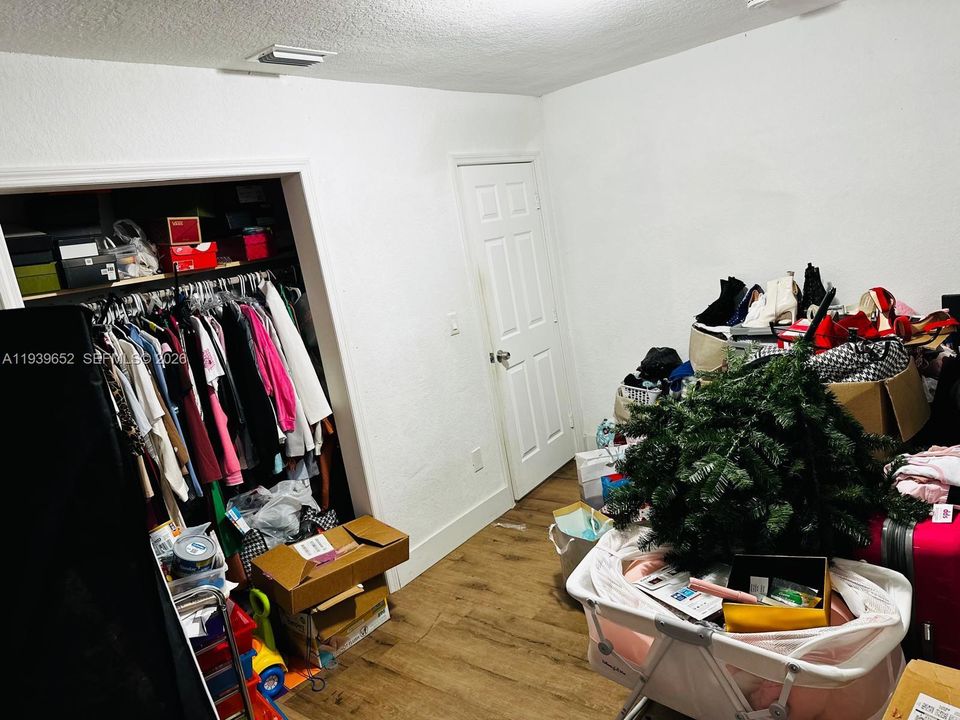 待售: $495,000 (4 贝兹, 2 浴室, 1250 平方英尺)