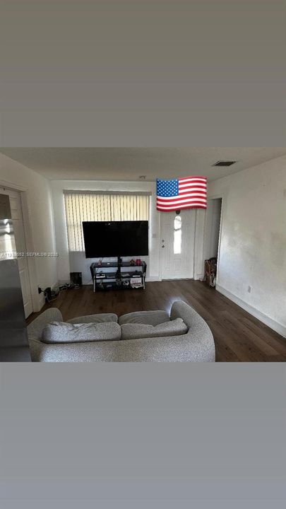 待售: $495,000 (4 贝兹, 2 浴室, 1250 平方英尺)