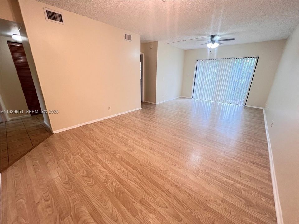 На продажу: $200,000 (2 спален, 2 ванн, 840 Квадратных фут)