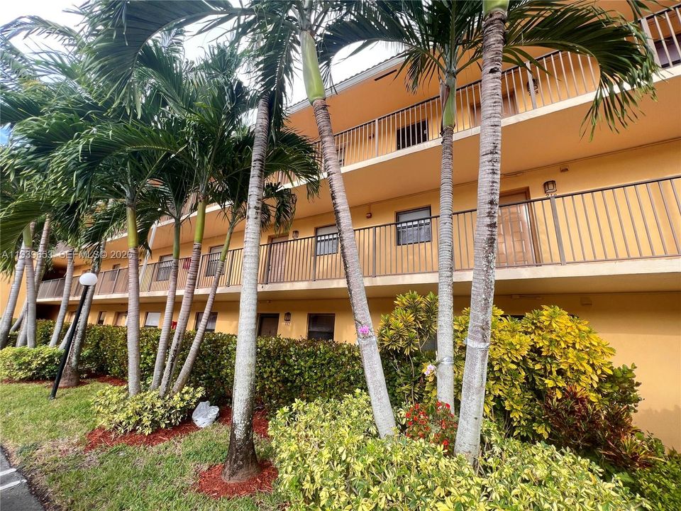 For Sale: $185,000 (2 beds, 2 baths, 840 Square Feet)