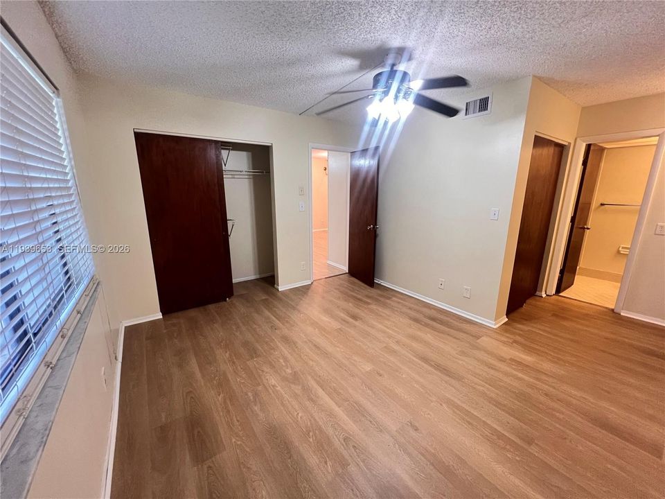 На продажу: $200,000 (2 спален, 2 ванн, 840 Квадратных фут)