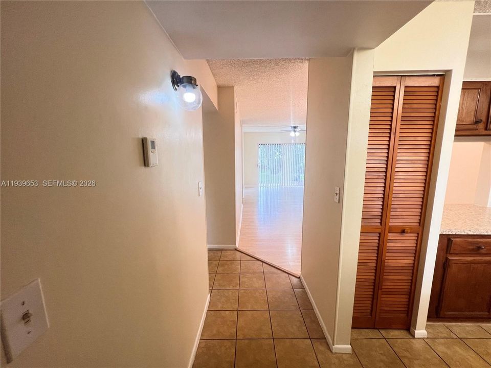 На продажу: $200,000 (2 спален, 2 ванн, 840 Квадратных фут)