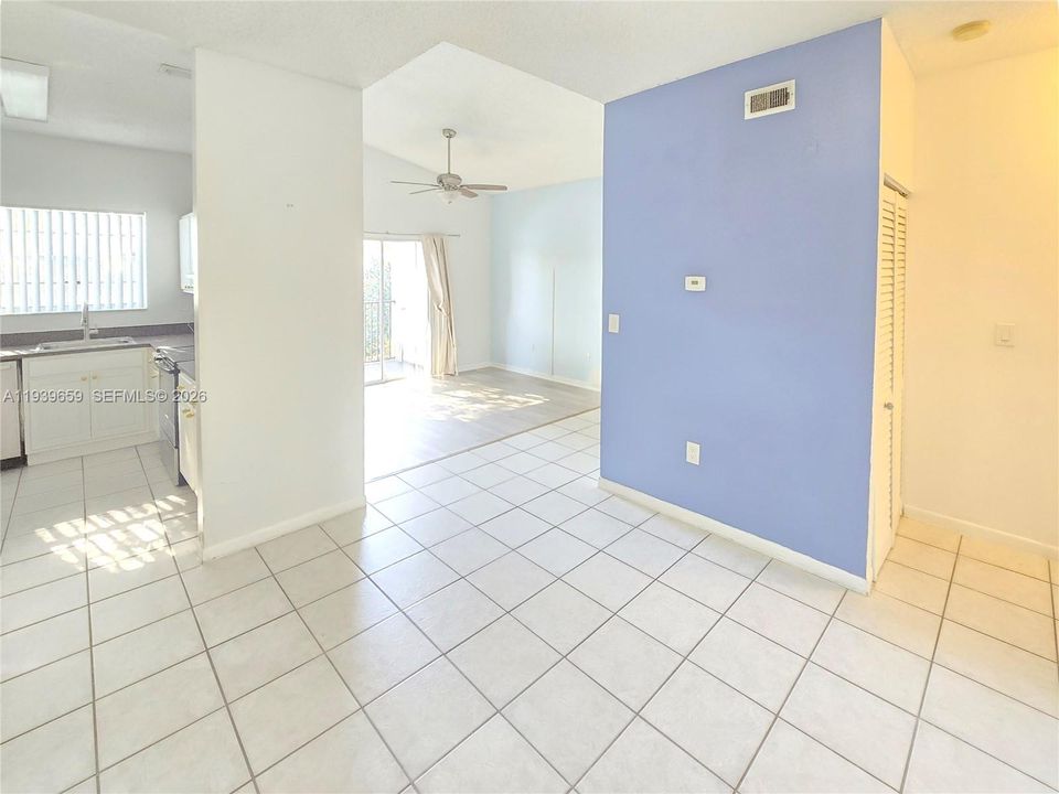 出租: $2,100 (2 贝兹, 2 浴室, 854 平方英尺)