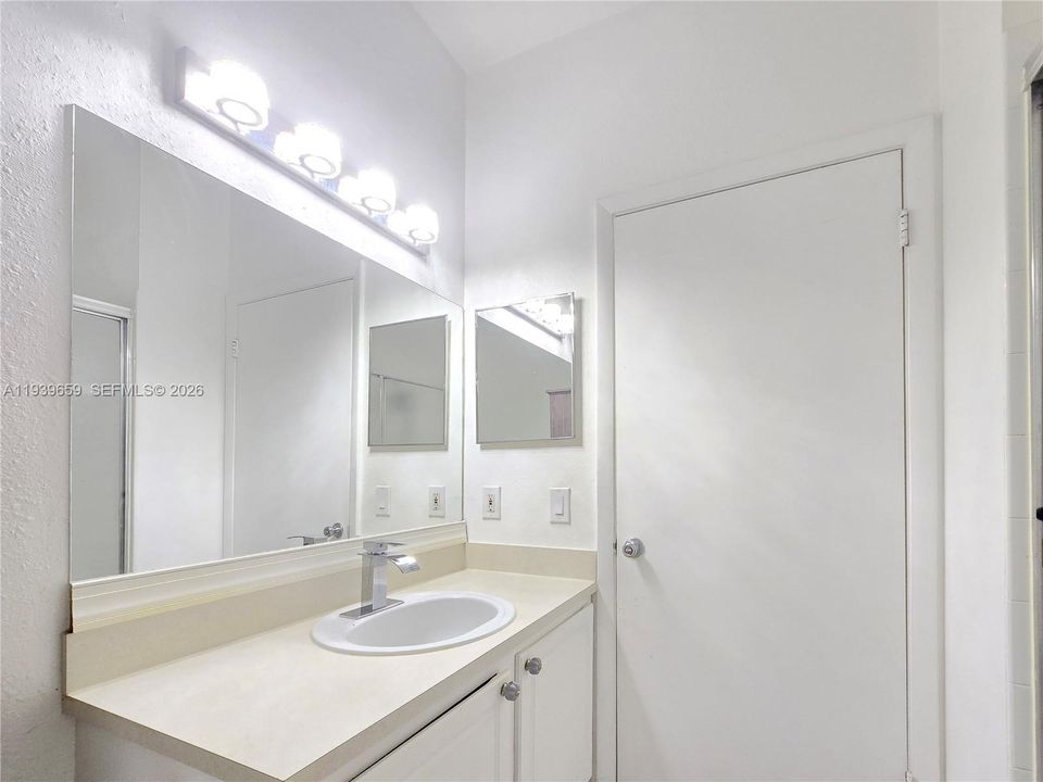 出租: $2,100 (2 贝兹, 2 浴室, 854 平方英尺)