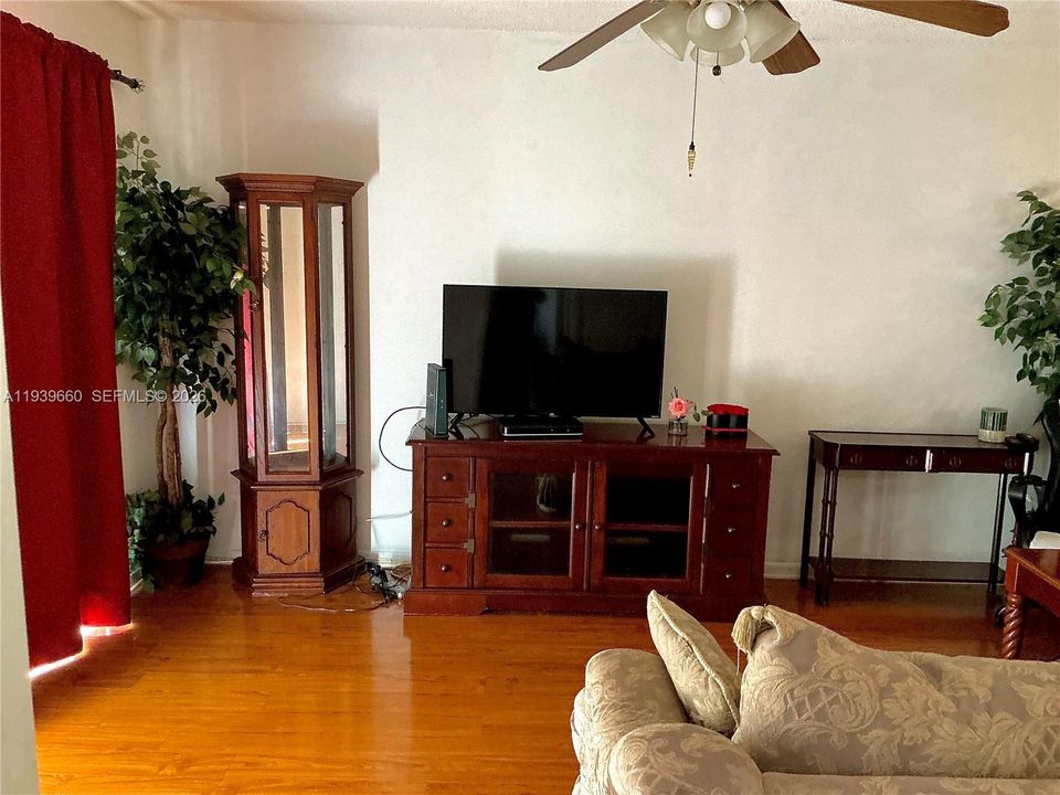 For Sale: $150,000 (2 beds, 2 baths, 920 Square Feet)