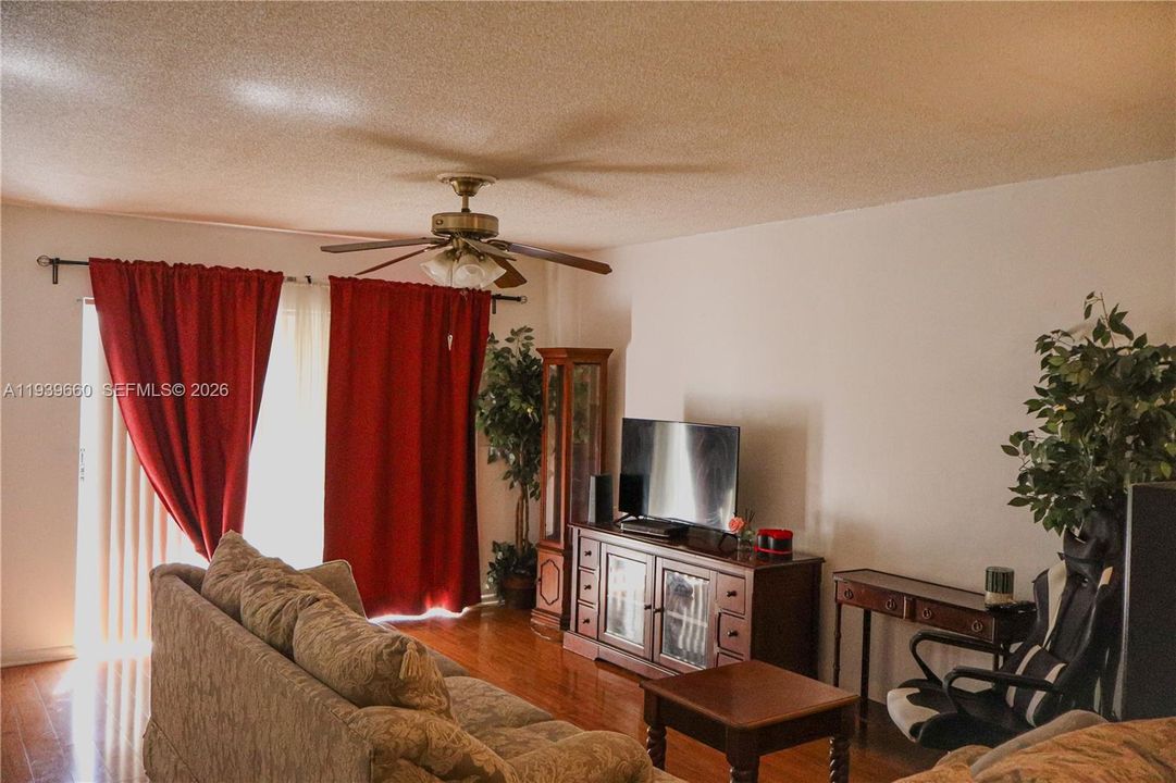 For Sale: $150,000 (2 beds, 2 baths, 920 Square Feet)