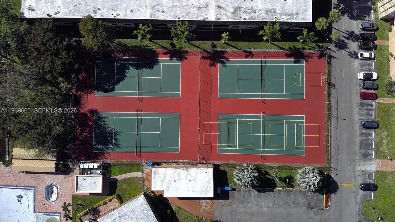 Tennis/Basketball court