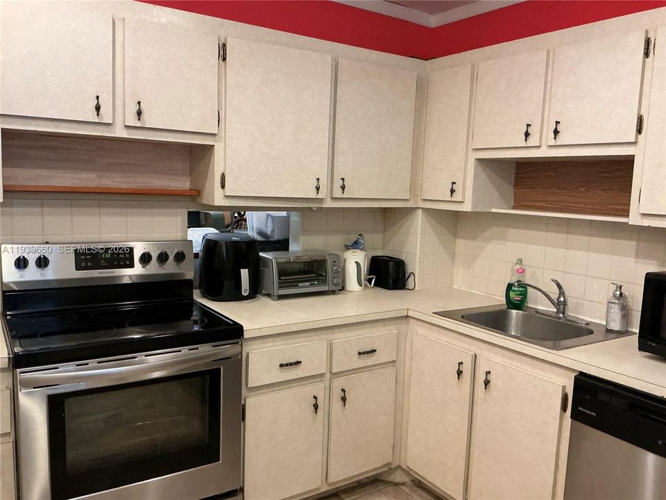 For Sale: $150,000 (2 beds, 2 baths, 920 Square Feet)