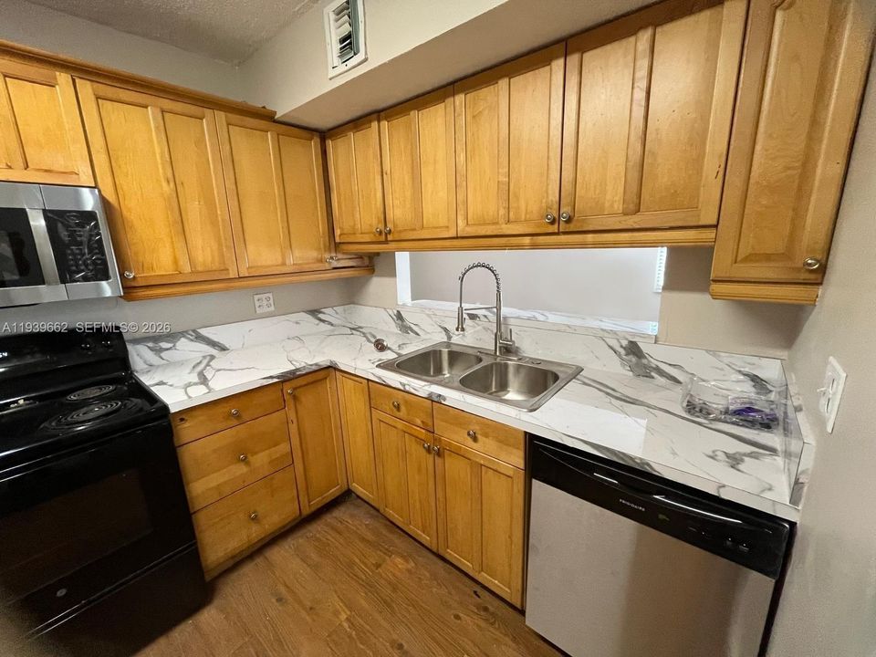 待售: $265,000 (3 贝兹, 2 浴室, 1070 平方英尺)