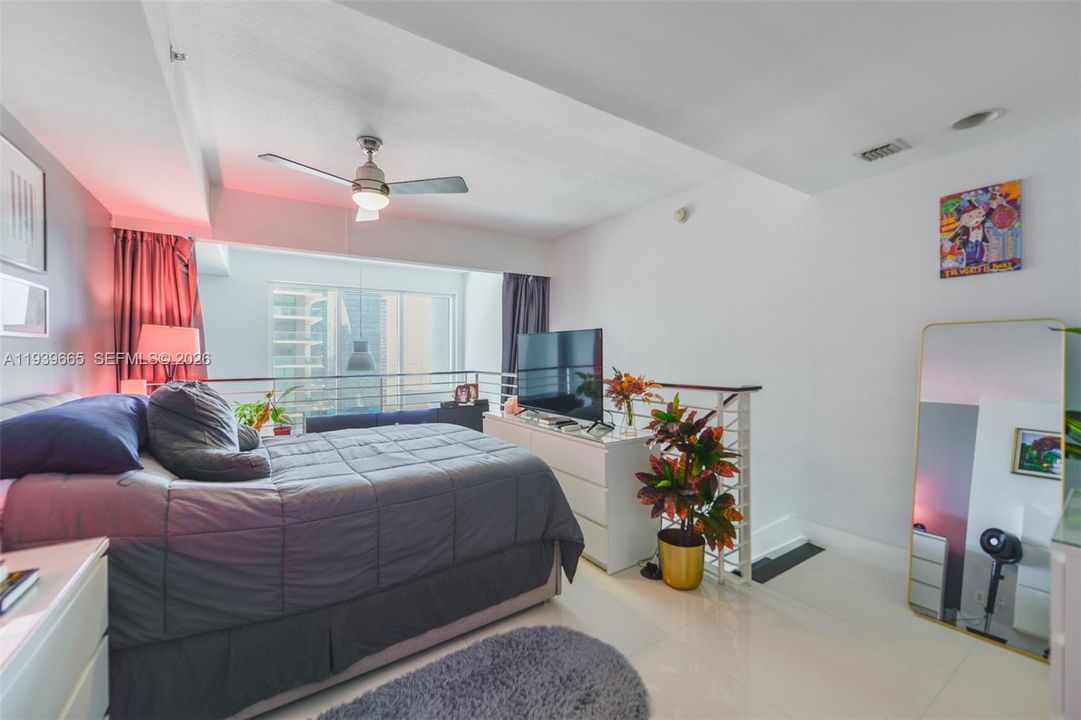 For Rent: $3,300 (1 beds, 1 baths, 784 Square Feet)