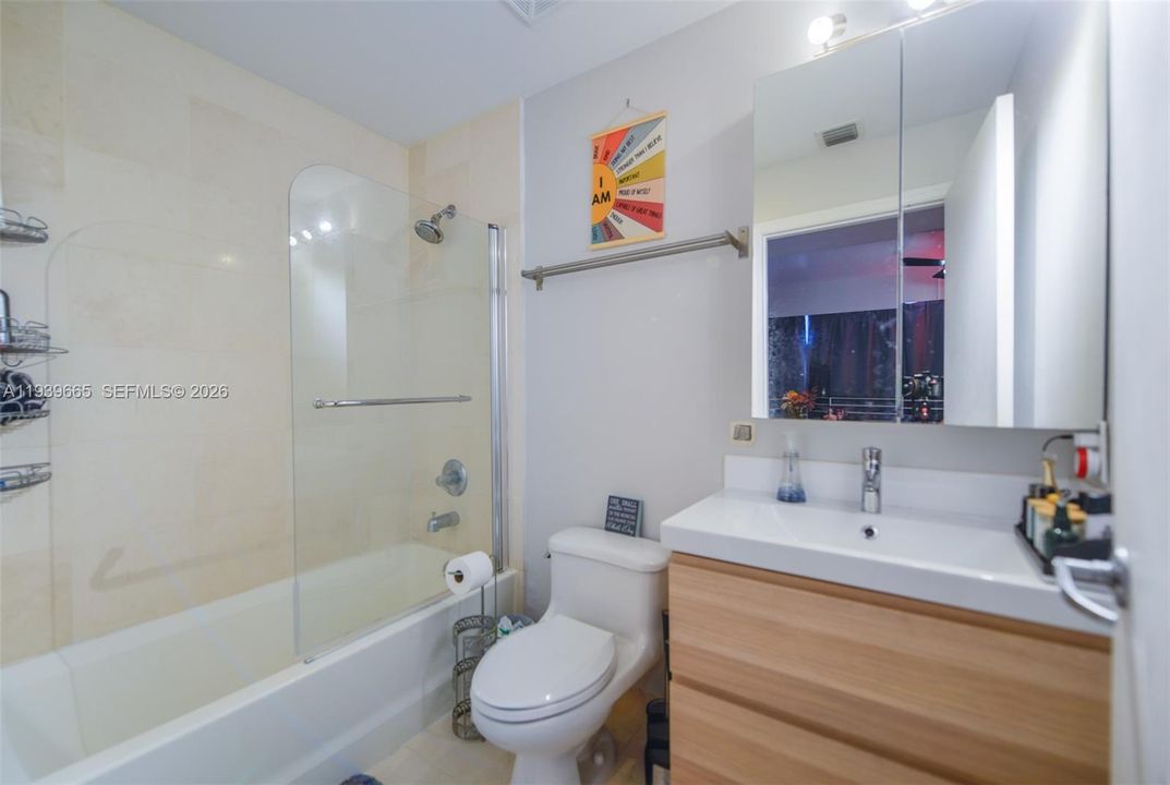For Rent: $3,300 (1 beds, 1 baths, 784 Square Feet)