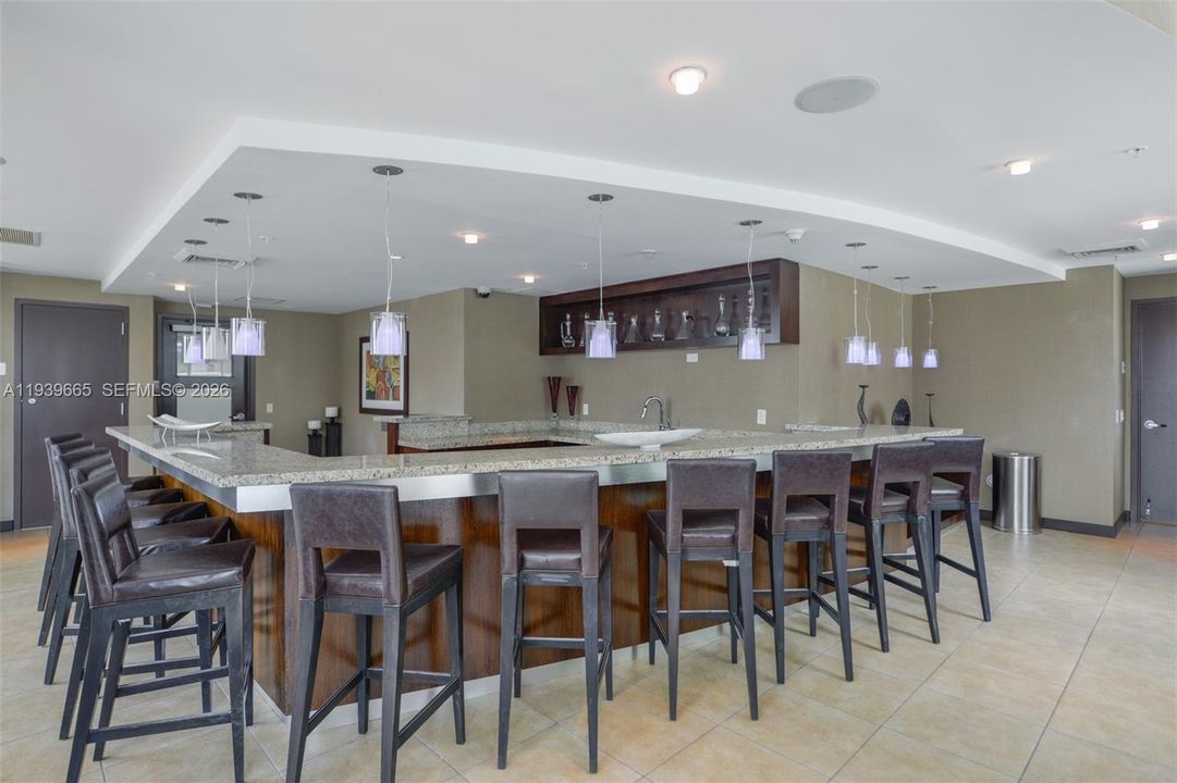 For Rent: $3,300 (1 beds, 1 baths, 784 Square Feet)