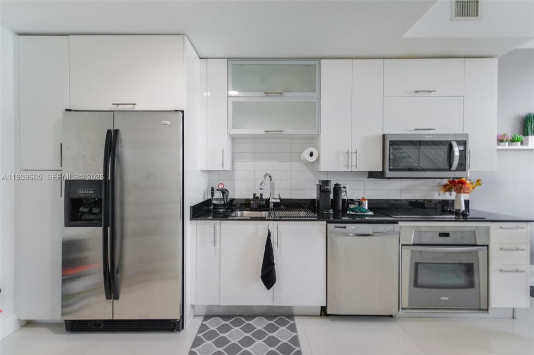 For Rent: $3,300 (1 beds, 1 baths, 784 Square Feet)