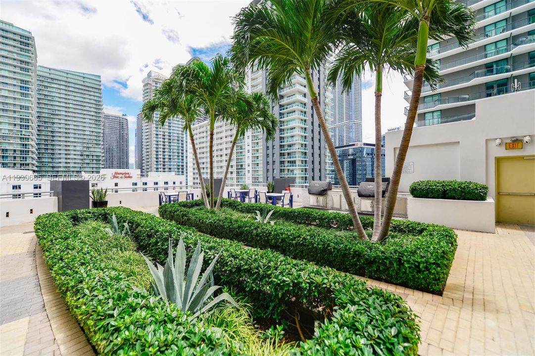 For Rent: $3,300 (1 beds, 1 baths, 784 Square Feet)