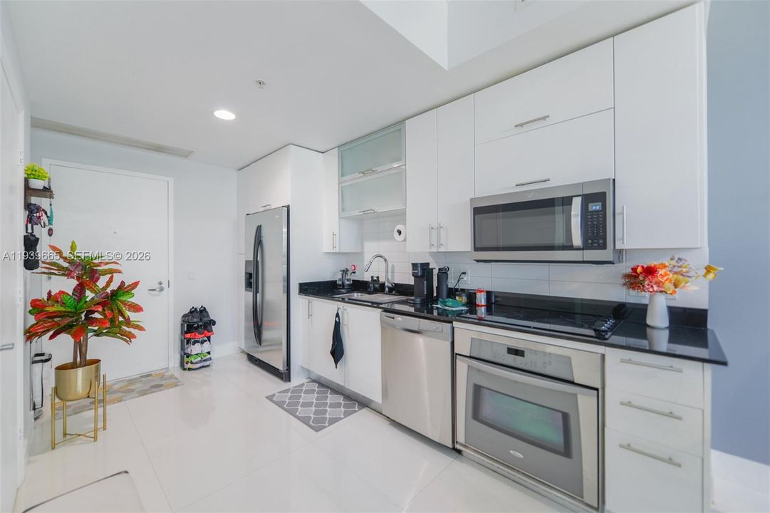 For Rent: $3,300 (1 beds, 1 baths, 784 Square Feet)