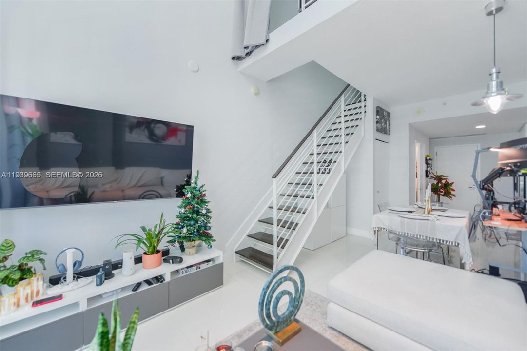 For Rent: $3,300 (1 beds, 1 baths, 784 Square Feet)