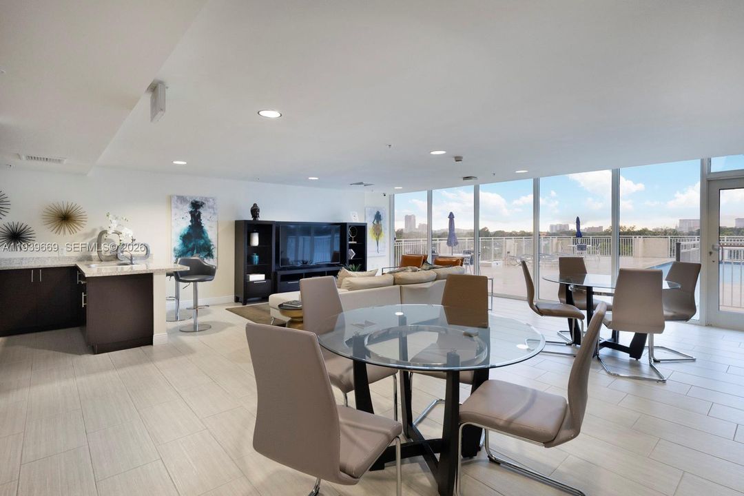 For Rent: $2,550 (2 beds, 2 baths, 756 Square Feet)