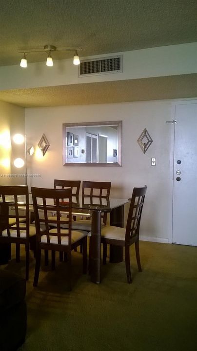 出租: $2,350 (2 贝兹, 2 浴室, 1008 平方英尺)