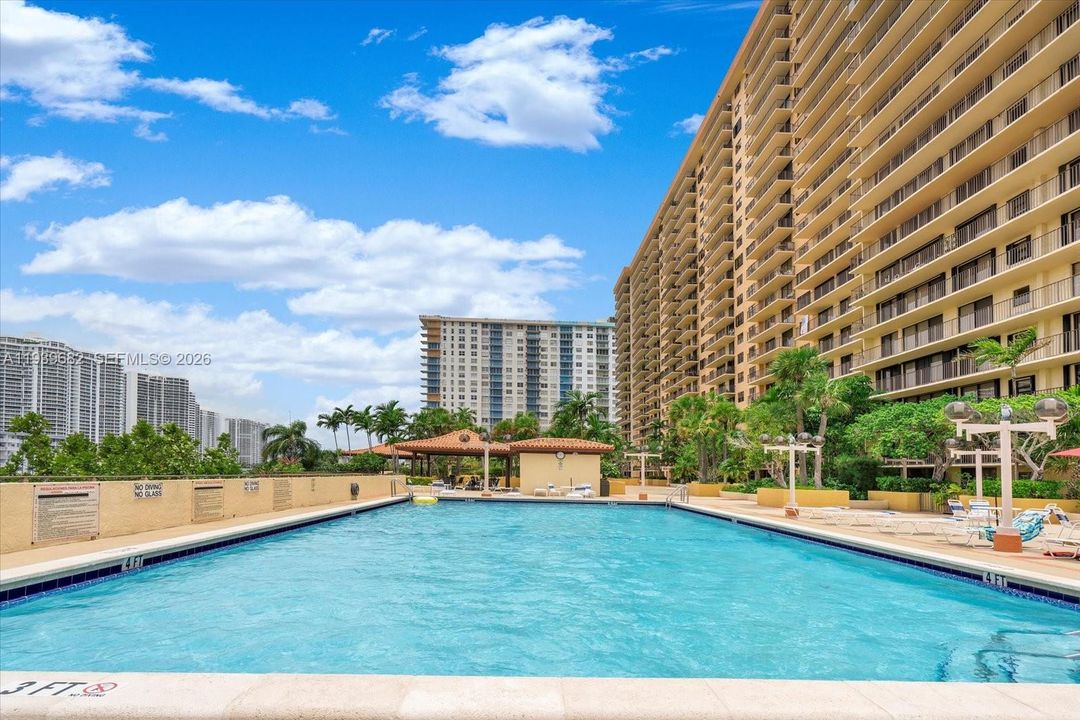 出租: $2,350 (2 贝兹, 2 浴室, 1008 平方英尺)