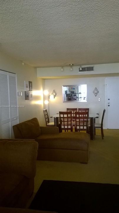 出租: $2,350 (2 贝兹, 2 浴室, 1008 平方英尺)