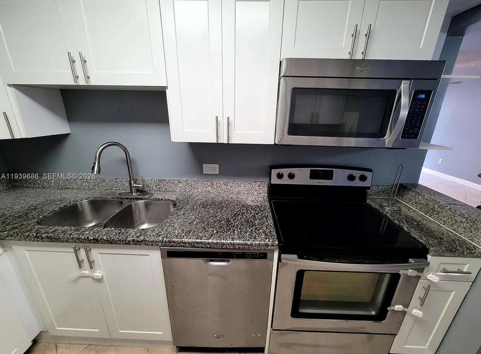 出租: $2,250 (2 贝兹, 2 浴室, 927 平方英尺)