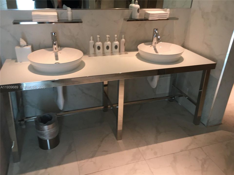 For Sale: $735,000 (1 beds, 2 baths, 880 Square Feet)