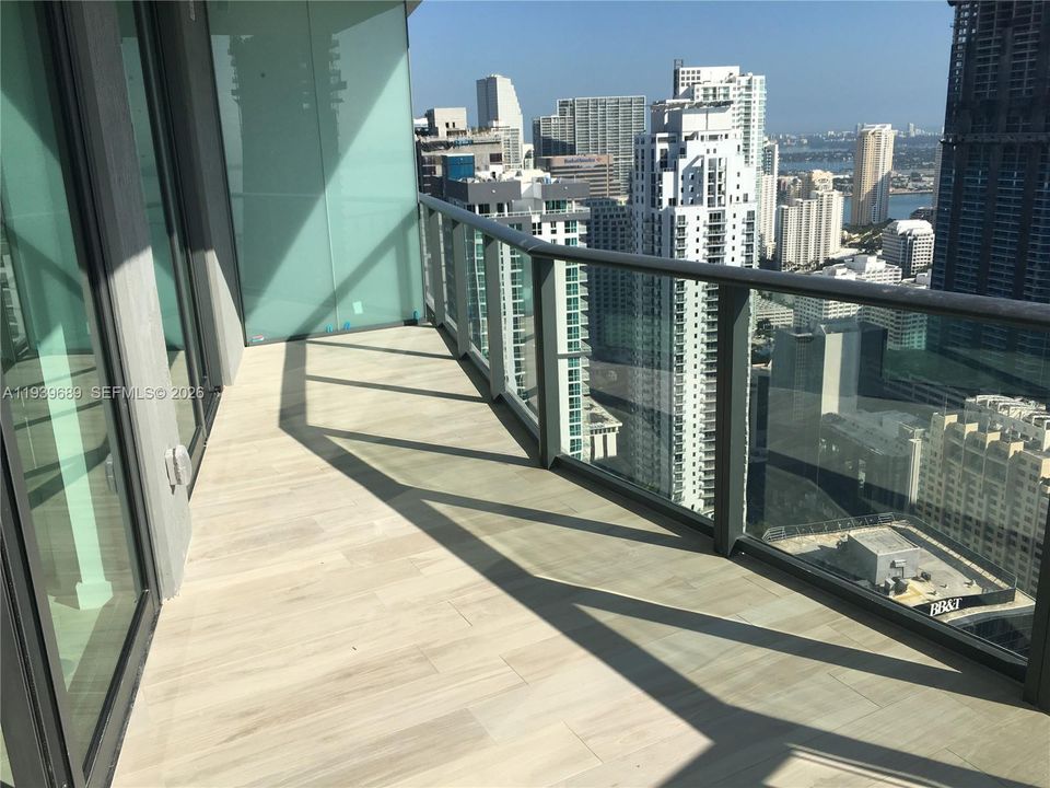 For Sale: $735,000 (1 beds, 2 baths, 880 Square Feet)