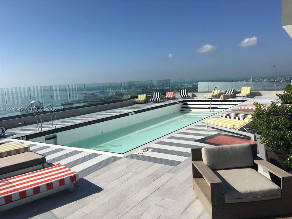 For Sale: $735,000 (1 beds, 2 baths, 880 Square Feet)