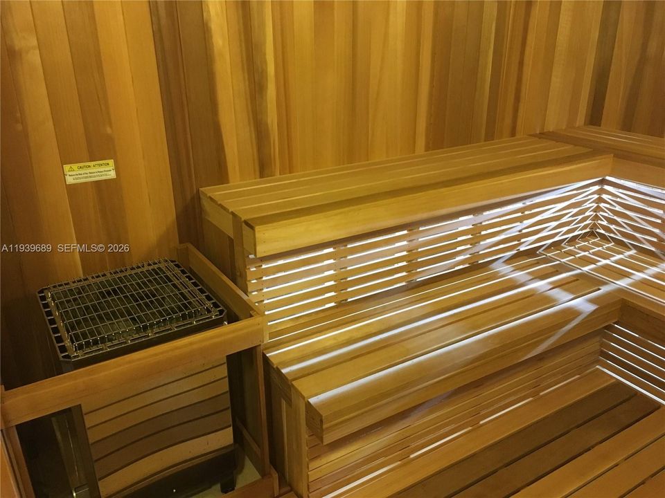 For Sale: $735,000 (1 beds, 2 baths, 880 Square Feet)