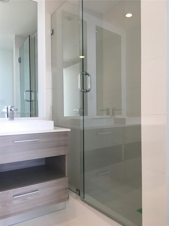 For Sale: $735,000 (1 beds, 2 baths, 880 Square Feet)