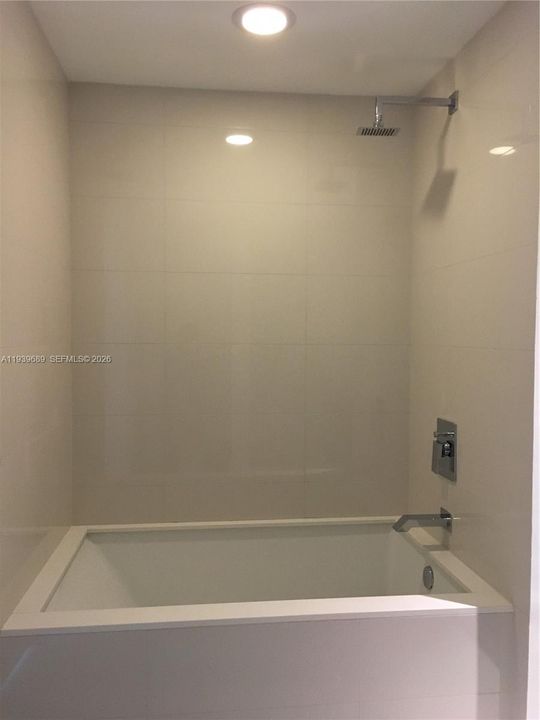 For Sale: $735,000 (1 beds, 2 baths, 880 Square Feet)