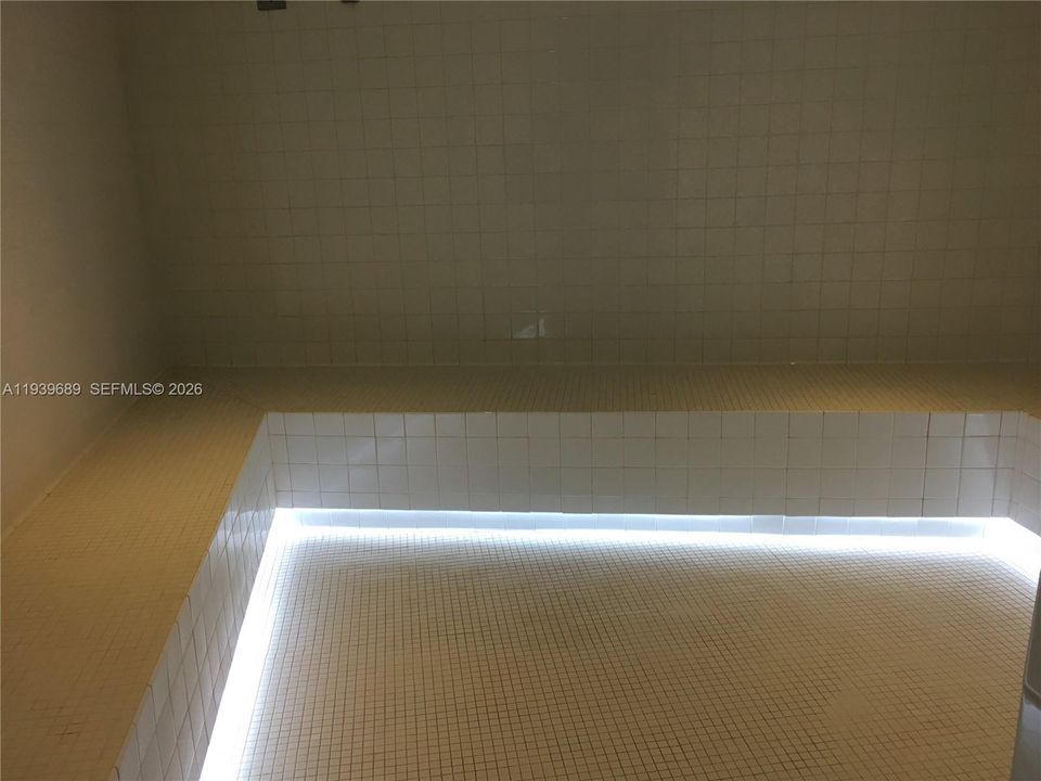 For Sale: $735,000 (1 beds, 2 baths, 880 Square Feet)