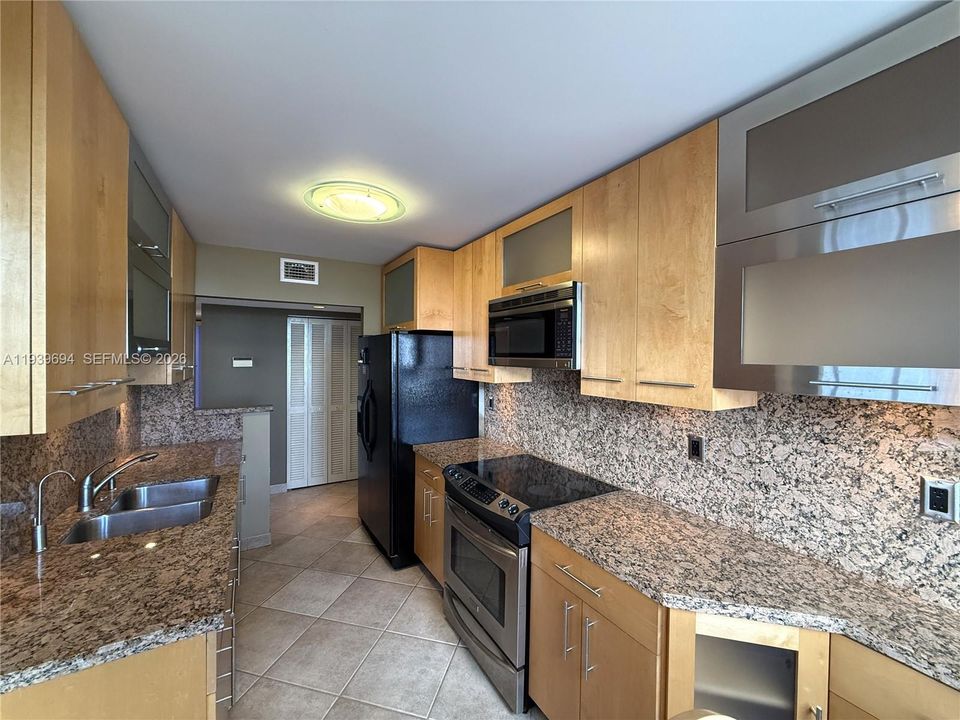 En Venta: $399,000 (2 camas, 2 baños, 1360 Pies cuadrados)