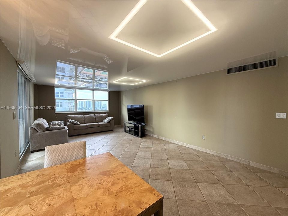 En Venta: $399,000 (2 camas, 2 baños, 1360 Pies cuadrados)