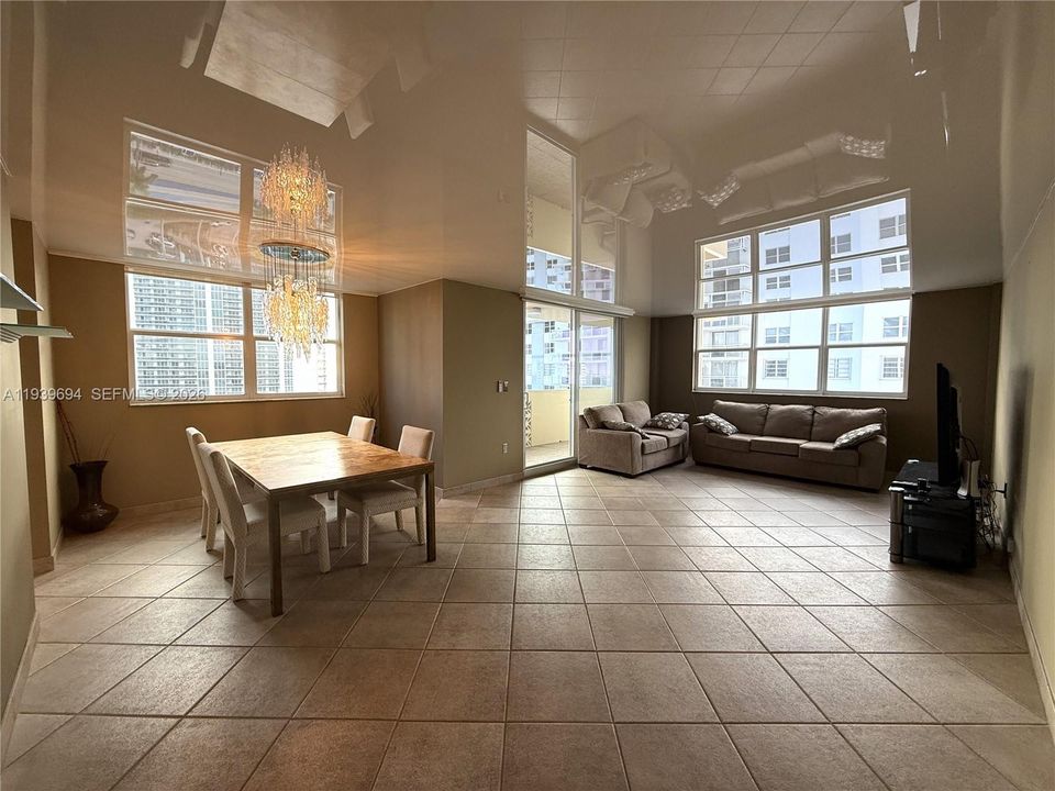 En Venta: $399,000 (2 camas, 2 baños, 1360 Pies cuadrados)