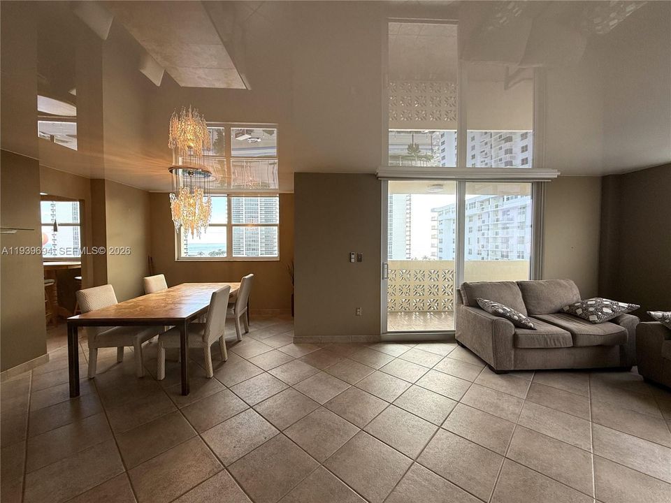 En Venta: $399,000 (2 camas, 2 baños, 1360 Pies cuadrados)