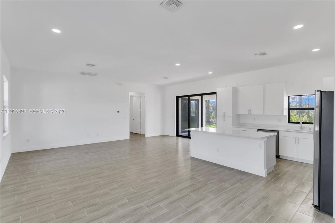 For Sale: $349,000 (4 beds, 2 baths, 1800 Square Feet)