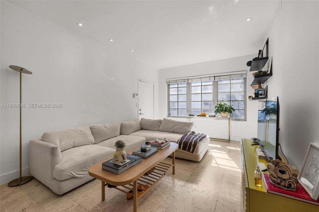 For Sale: $499,000 (2 beds, 2 baths, 925 Square Feet)