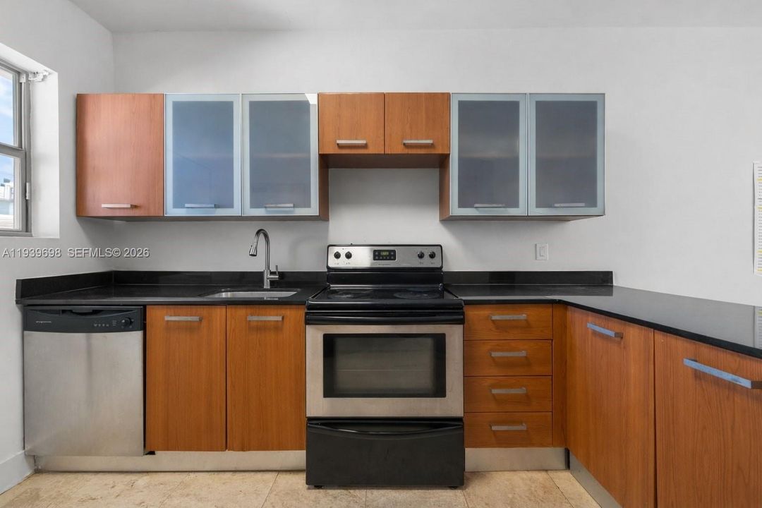 For Sale: $499,000 (2 beds, 2 baths, 925 Square Feet)