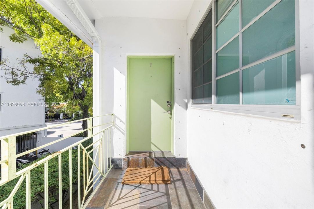 For Sale: $499,000 (2 beds, 2 baths, 925 Square Feet)