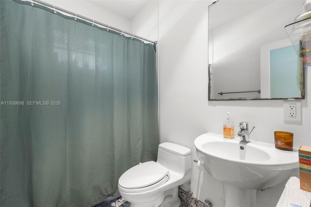 For Sale: $499,000 (2 beds, 2 baths, 925 Square Feet)